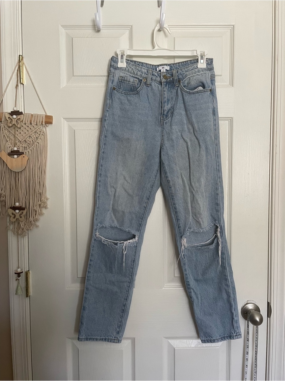 BP Women’s size 26 Light Wash Distressed Knee Rip Jeans